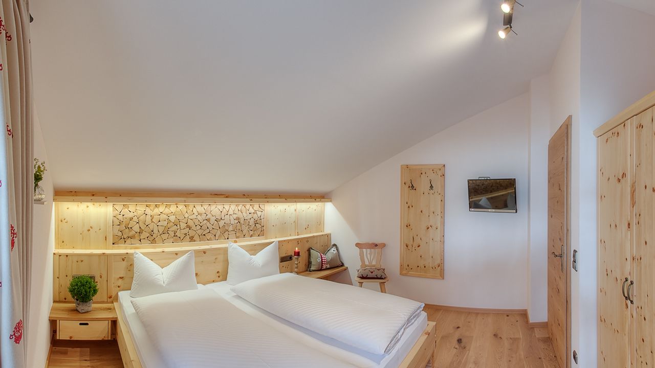 Schlafzimmer II in Zirbenholzausstattung, mit TV, Ostbalkon Schlafzimmer II in Zirbenholzausstattung, mit TV, Ostbalkon